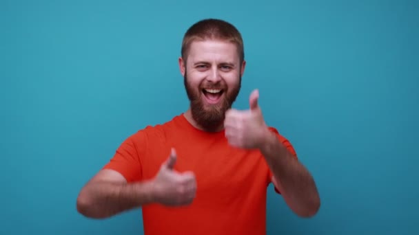 Feliz Homem Barbudo Encantado Mostrando Polegares Para Cima Como Gesto — Vídeo de Stock