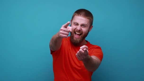 Homem Barbudo Animado Positivo Apontando Dedos Para Câmera Olhando Com — Vídeo de Stock