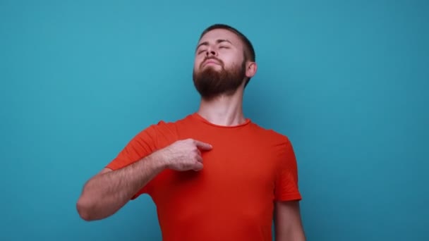 Vousatý Muž Ukazuje Sám Sebe Dívá Arogantním Sobeckým Výrazem Cítí — Stock video