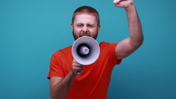 Hombre Barbudo Agresivo Gritando Voz Alta Sosteniendo Megáfono Anunciando Mensaje — Vídeo de stock