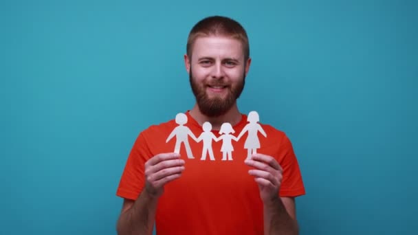 Uśmiechnięty Brodaty Mężczyzna Trzymający Papierowych Łańcuszków Ludzie Trzymający Się Ręce — Wideo stockowe