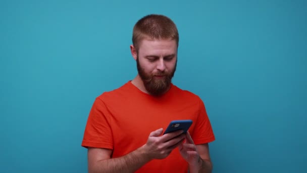 Hombre Barbudo Optimista Hablando Por Teléfono Con Una Sonrisa Dentada — Vídeos de Stock