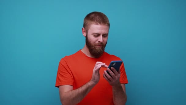 Hombre Barbudo Satisfecho Positivo Que Usa Servicio Línea Teléfono Móvil — Vídeo de stock