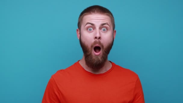 Удивленный Изумленный Бородатый Мужчина Смотрит Камеру Шокированным Лицом Большими Глазами — стоковое видео