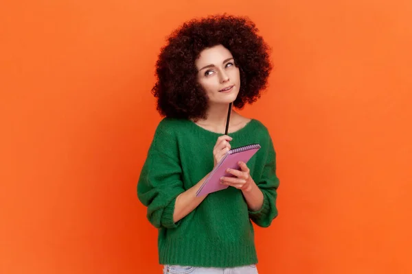 Dobře Vypadající Přemýšlivý Žena Afro Účes Sobě Zelené Ležérní Styl — Stock fotografie