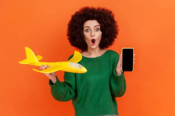 Schockierte Frau Mit Afro Frisur Grünem Freizeitpullover Mit Gelbem Flugzeug — Stockfoto