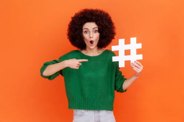 Afro Saç Stili Yeşil Günlük Süveter Giyen Beyaz Hashtag Sembolünü — Stok fotoğraf
