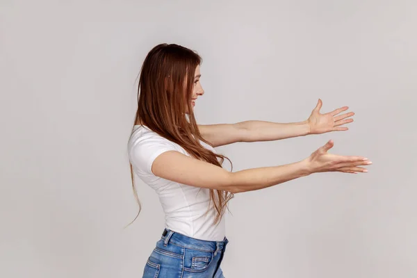 Visão Lateral Mulher Positiva Dando Abraços Livres Com Mãos Estendidas — Fotografia de Stock