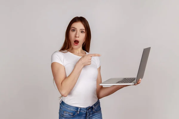 Retrato Mulher Emotiva Espantada Apontando Tela Laptop Olhando Para Câmera — Fotografia de Stock