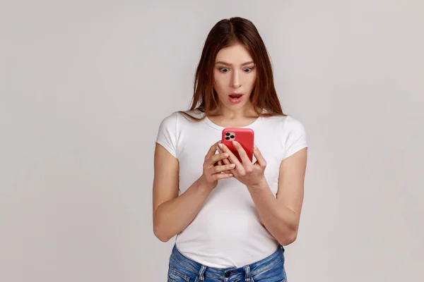Retrato Mujer Sorprendida Leyendo Post Red Social Usando Teléfono Celular — Foto de Stock