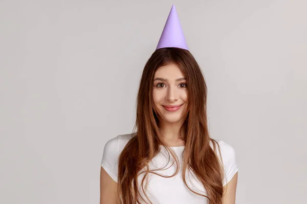 Mulher Bonita Com Cabelo Escuro Cone Festa Aniversário Sorrindo Para — Fotografia de Stock