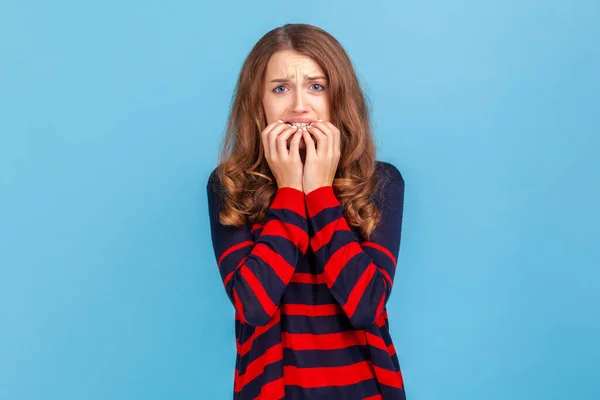 Problemas Preocupaciones Retrato Una Mujer Nerviosa Con Suéter Rayado Mordiéndose — Foto de Stock