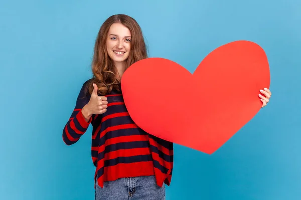 Positieve Vrouw Met Gestreepte Casual Stijl Trui Met Groot Rood — Stockfoto