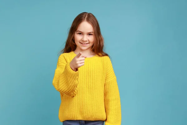 Küçük Kızın Portresi Kameraya Gülümseyerek Işaret Ediyor Seni Seçiyor Olumlu — Stok fotoğraf