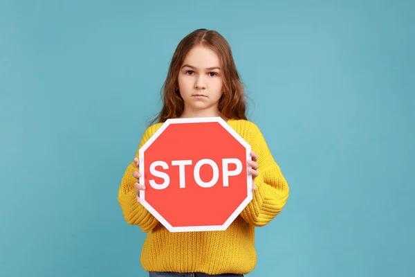 Mała Dziewczynka Trzyma Symbol Stop Pokazuje Czerwony Znak Drogowy Ostrzega — Zdjęcie stockowe