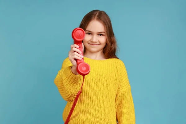 Retrato Menina Segurando Mostrando Aparelho Telefone Retro Para Câmera Pedindo — Fotografia de Stock