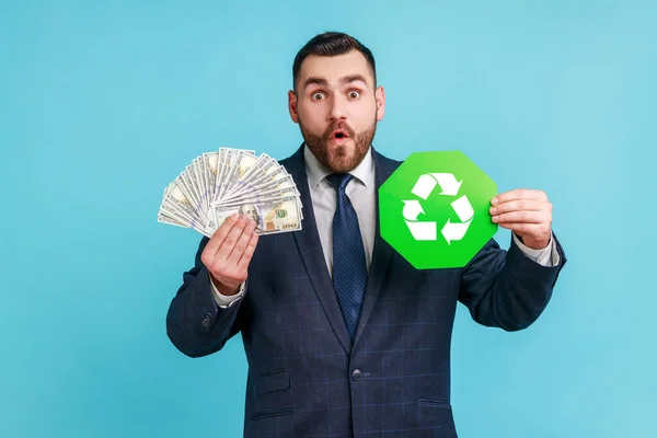 Überraschter Bärtiger Mann Schwarzem Anzug Mit Dollarnoten Und Grünem Recycling — Stockfoto