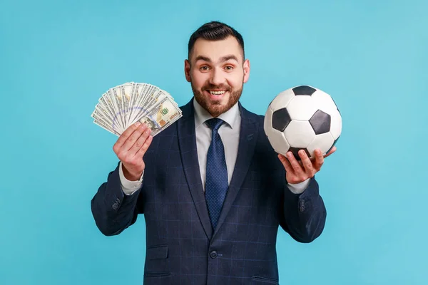 Pozitivní Muž Oficiálním Stylu Oblek Drží Fotbalový Míč Stodolarové Bankovky — Stock fotografie