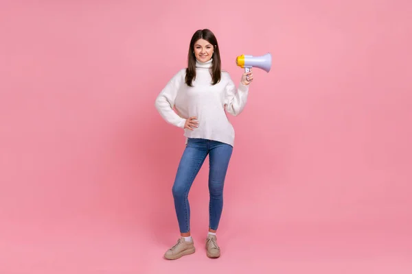 Retrato Longitud Completa Una Mujer Buen Aspecto Confiada Pie Con — Foto de Stock