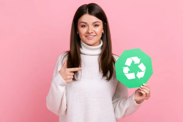 Satisfeito Feminino Segurando Apontando Para Sinal Reciclagem Verde Olhando Para — Fotografia de Stock