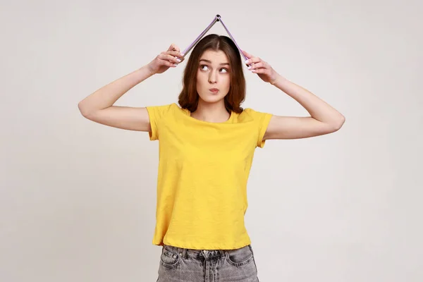 Rolig Positiv Tonåring Flicka Med Brunt Hår Gul Shirt Håller — Stockfoto