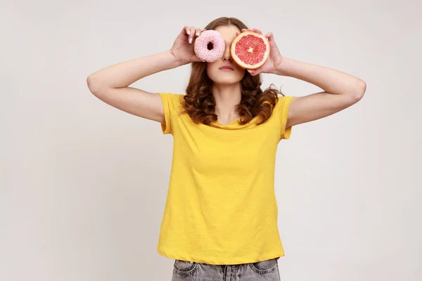 Postre Azucarado Frutas Retrato Mujer Morena Juguetona Camiseta Amarilla Cubriendo — Foto de Stock