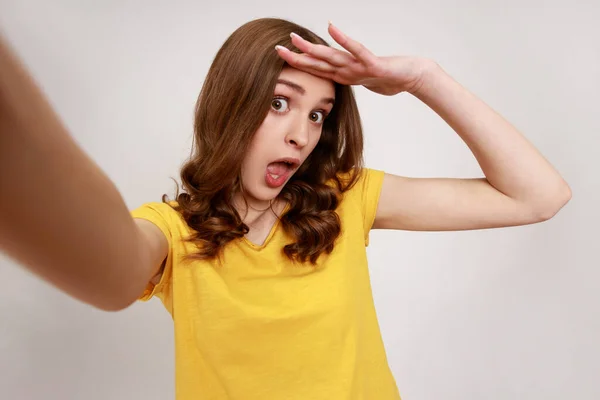 Förbluffad Tonåring Flicka Bär Gul Casual Shirt Tar Selfie Tittar — Stockfoto