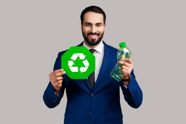 Lächelnder Bärtiger Mann Der Die Hand Mit Einer Plastikflasche Ausstreckt — Stockfoto