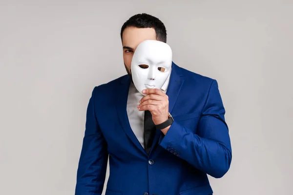 Vousatý Muž Bílou Maskou Zakrývající Tvář Stojící Vážným Výrazem Mnohočetnou — Stock fotografie
