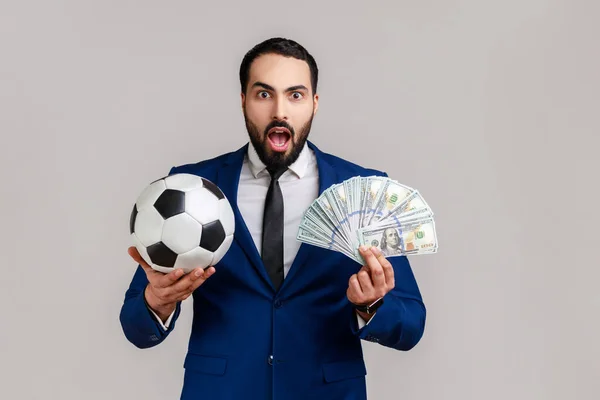 Překvapený Vousatý Muž Ukazující Fotbalový Míček Zábavu Stodolarovými Bankovkami Vyhrával — Stock fotografie
