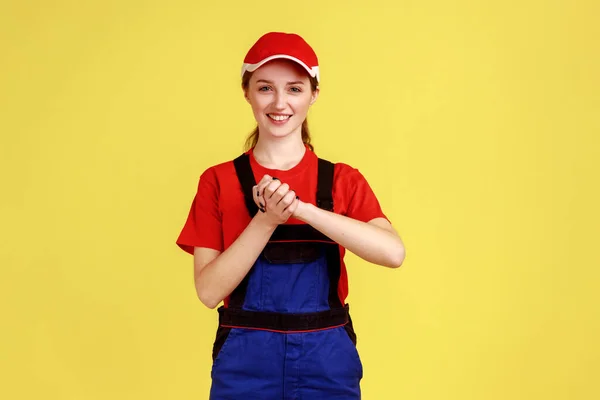 Retrato Mulher Sorrindo Acessível Pressionando Mãos Juntas Peito Desfrutando Acalmando — Fotografia de Stock