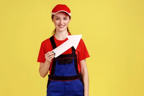 Porträt Einer Lächelnden Positiven Handwerkerin Die Mit Weißem Pfeil Der — Stockfoto