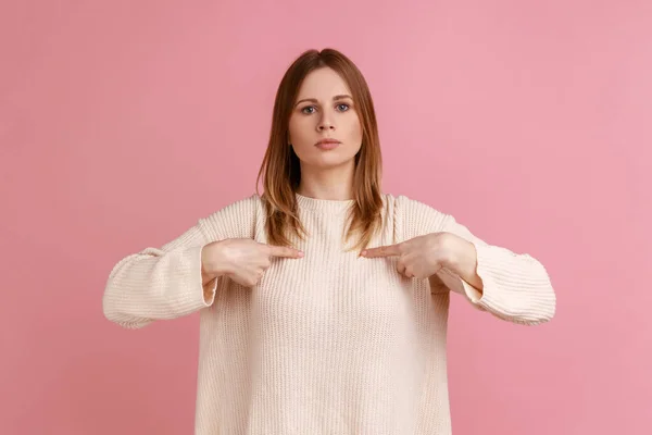 Retrato Una Mujer Rubia Altiva Apuntándose Misma Mirando Con Arrogancia — Foto de Stock