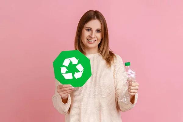Eine Fröhlich Optimistische Junge Erwachsene Blonde Frau Mit Grünem Recyclingschild — Stockfoto