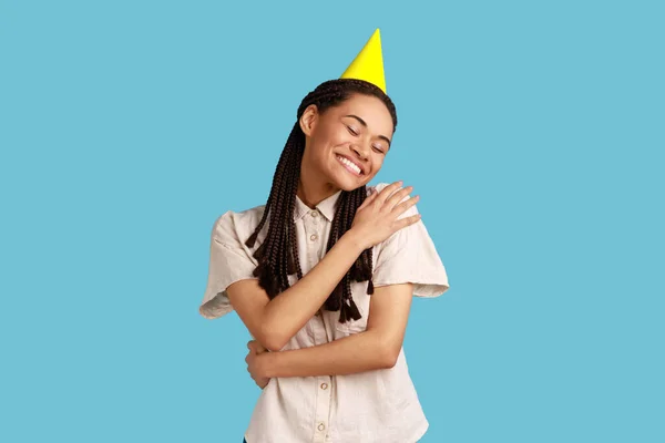 Amo Mulher Atraente Com Dreadlocks Cone Festa Engraçado Cabeça Parabenizando — Fotografia de Stock