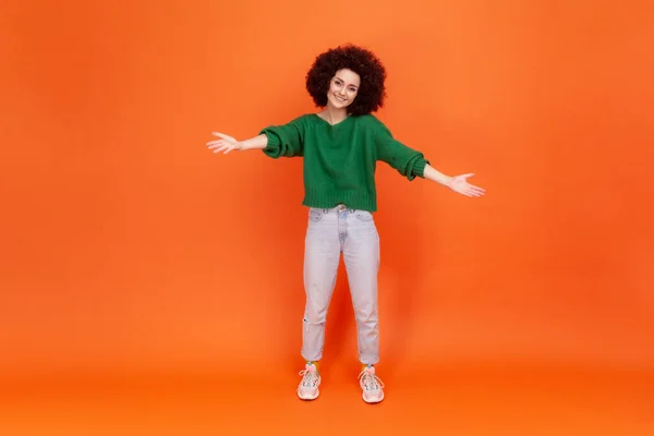 Volledige Lengte Van Vrouw Met Afro Kapsel Delen Openende Handen — Stockfoto