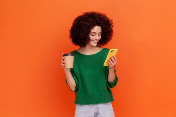 Gut Aussehende Frau Mit Afro Frisur Trägt Grünen Lässigen Pullover — Stockfoto