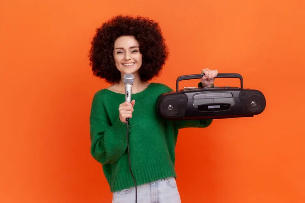 Mujer Sonriente Con Peinado Afro Que Usa Suéter Verde Estilo — Foto de Stock