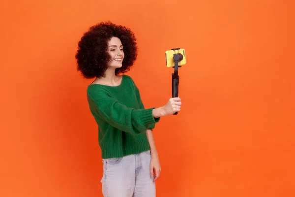 Seitenansicht Porträt Einer Frau Mit Afro Frisur Die Einen Grünen — Stockfoto