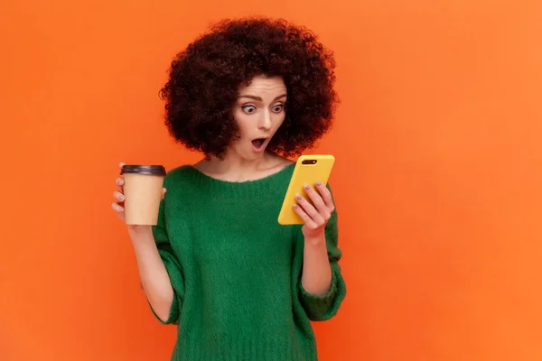 Verblüffte Frau Mit Afro Frisur Grünem Freizeitpullover Smartphone Der Hand — Stockfoto