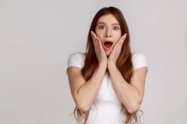 Wow Increíble Retrato Mujer Emocionada Asombrada Tocando Cara Gritando Sorprendido — Foto de Stock