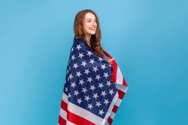 Widok Boku Szczęśliwej Kobiety Noszącej Sweter Paski Trzymającej Flagę Stanów — Zdjęcie stockowe