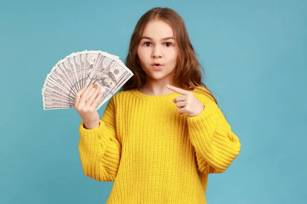 Mała Dziewczynka Wskazująca Fankę Banknotów Dolarowych Chełpiąca Się Pieniędzmi Patrząca — Zdjęcie stockowe