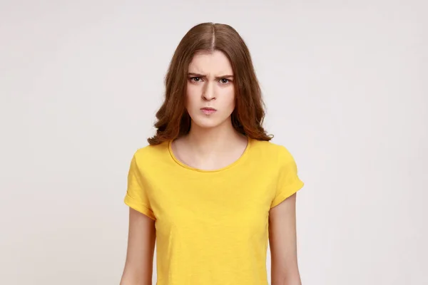 Young Beautiful Very Angry Teenager Girl Wearing Yellow Shirt Brown — Stockfoto
