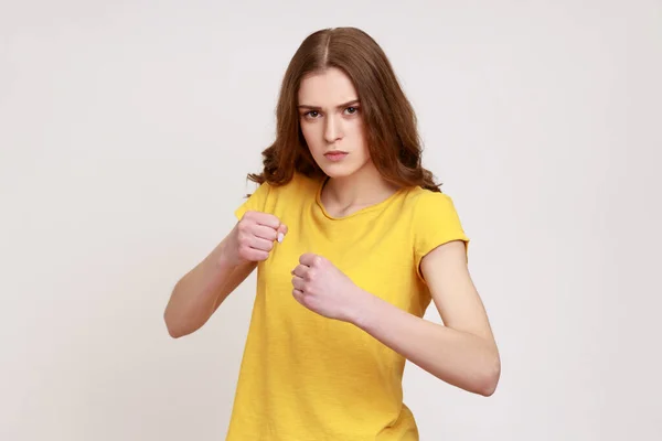 Determined Teenager Girl Brown Hair Fighting Spirit Casual Yellow Shirt — Fotografia de Stock