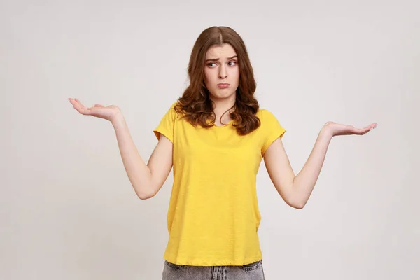 Quién Importa Retrato Chica Adolescente Atractiva Confusa Despistada Camiseta Amarilla — Foto de Stock