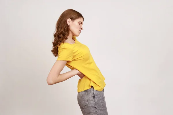 Visão Lateral Retrato Menina Adolescente Doente Exausta Camiseta Amarela Tocando — Fotografia de Stock