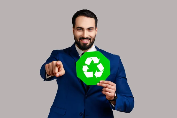 Pozitivní Optimista Držící Zelenou Recyklační Značku Šetřící Prostředí Ekologický Koncept — Stock fotografie