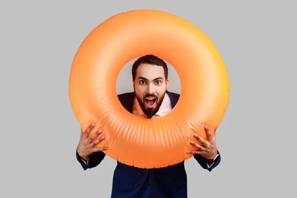 Een Man Met Een Baard Die Een Rubberen Ring Haar — Stockfoto