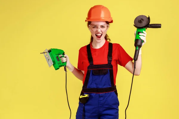 Louco Construtor Mulher Segurando Moagem Serra Fretsaw Nas Mãos Tendo — Fotografia de Stock